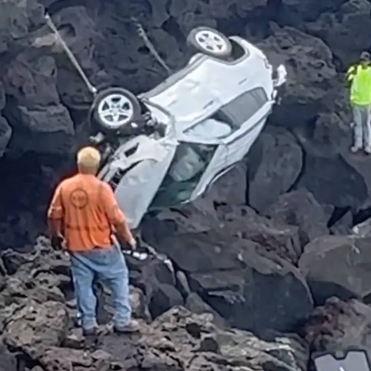 Турист на Гавайях случайно упал со скалы на машине, попал в океан и чудом  выжил: Мир: Путешествия: Lenta.ru