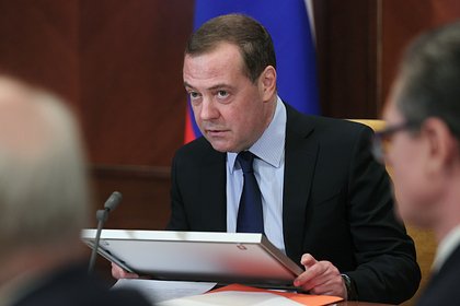 Медведев на совещании показал цитату Сталина в рамке и зачитал ее вслух