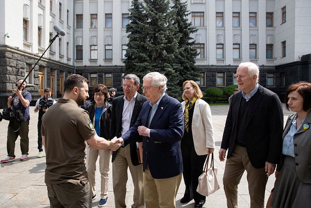 Митч Макконнелл здоровается за руку с Владимиром Зеленским