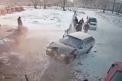 Россиянин на автомобиле влетел в группу школьников и попал на видео
