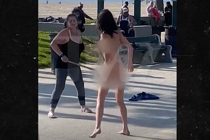 Бой  на дубинах голой девушки и одетой женщины попал на видео