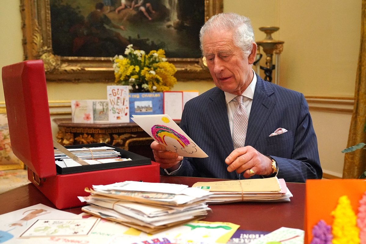 Карл III читает открытки от подданных после известия о болезни