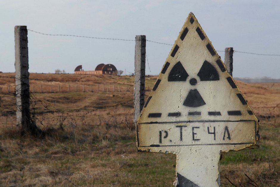 Знак «Радиационная опасность» в деревне Муслюмово, пострадавшей в результате Кыштымской аварии