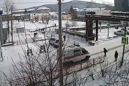 В российском городе машина скорой сбила ребенка на переходе и попала на видео