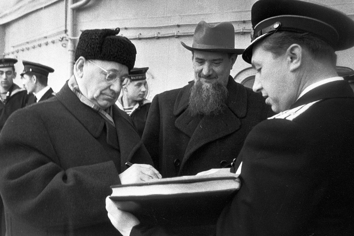 Академики Игорь Курчатов (в центре) и Андрей Туполев (слева) отправляются в Великобританию в составе советской правительственной делегации, 1956 год 
