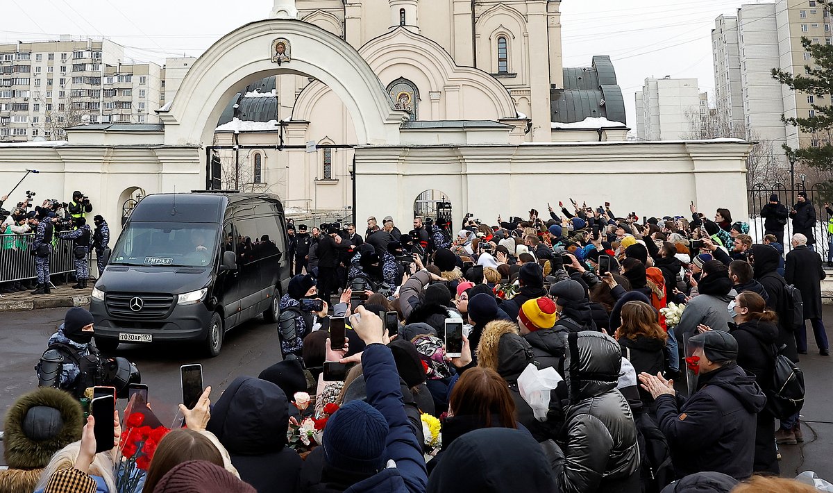 Алексея Навального похоронили в Москве. Власти предупредили о недопустимости «любых несанкционированных сборищ»