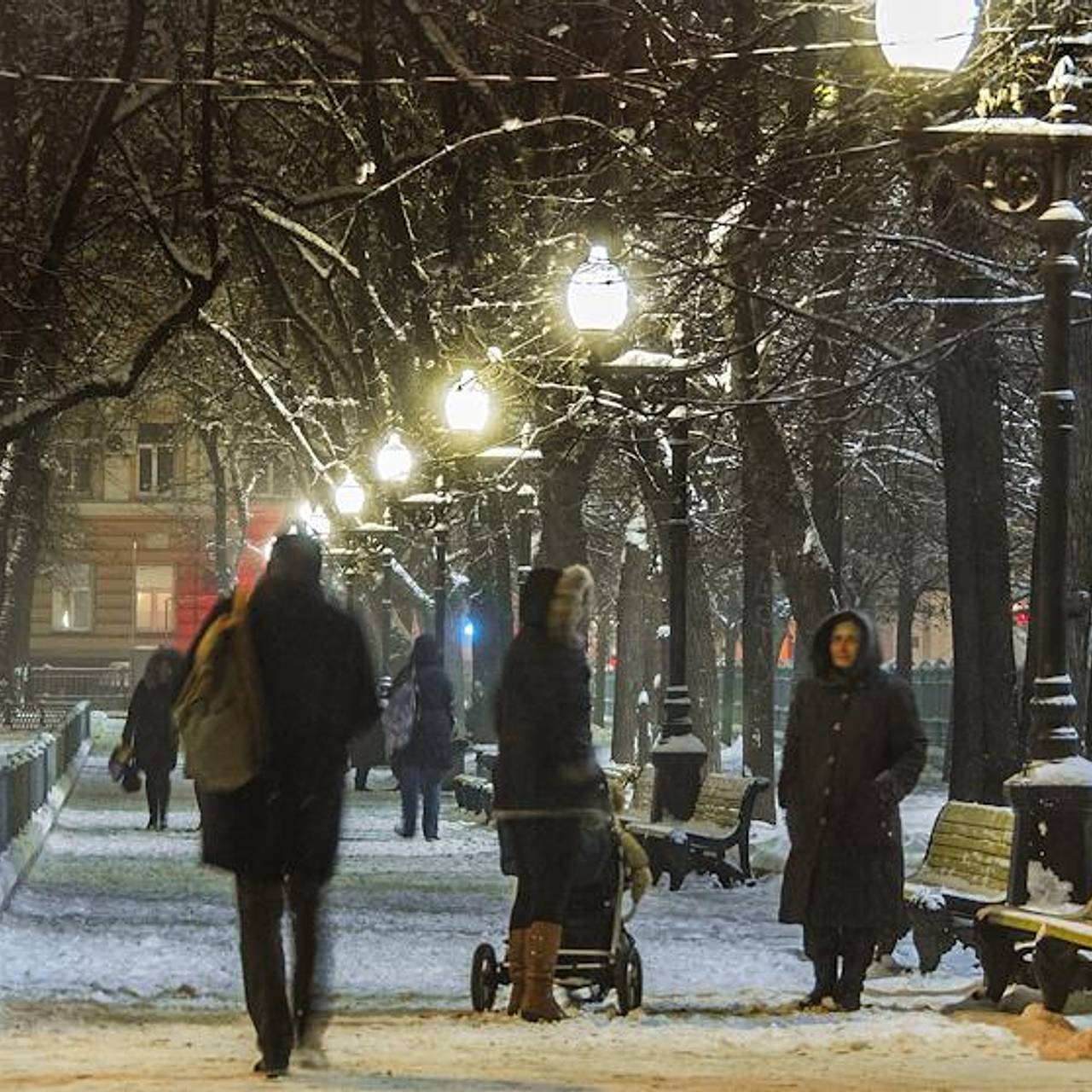 Москвичи слепили фигуристого снеговика