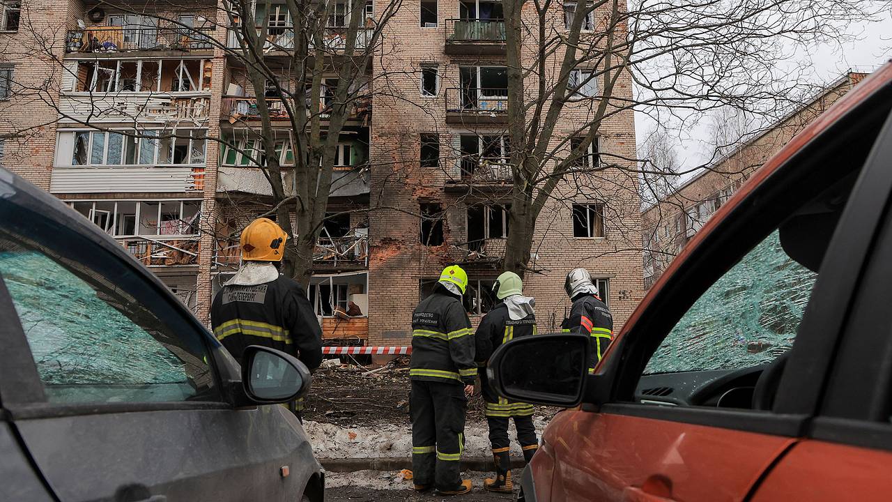 Беспилотник врезался в жилой дом в Санкт-Петербурге. Вероятной целью атаки  была нефтебаза «Ручьи»: Происшествия: Россия: Lenta.ru