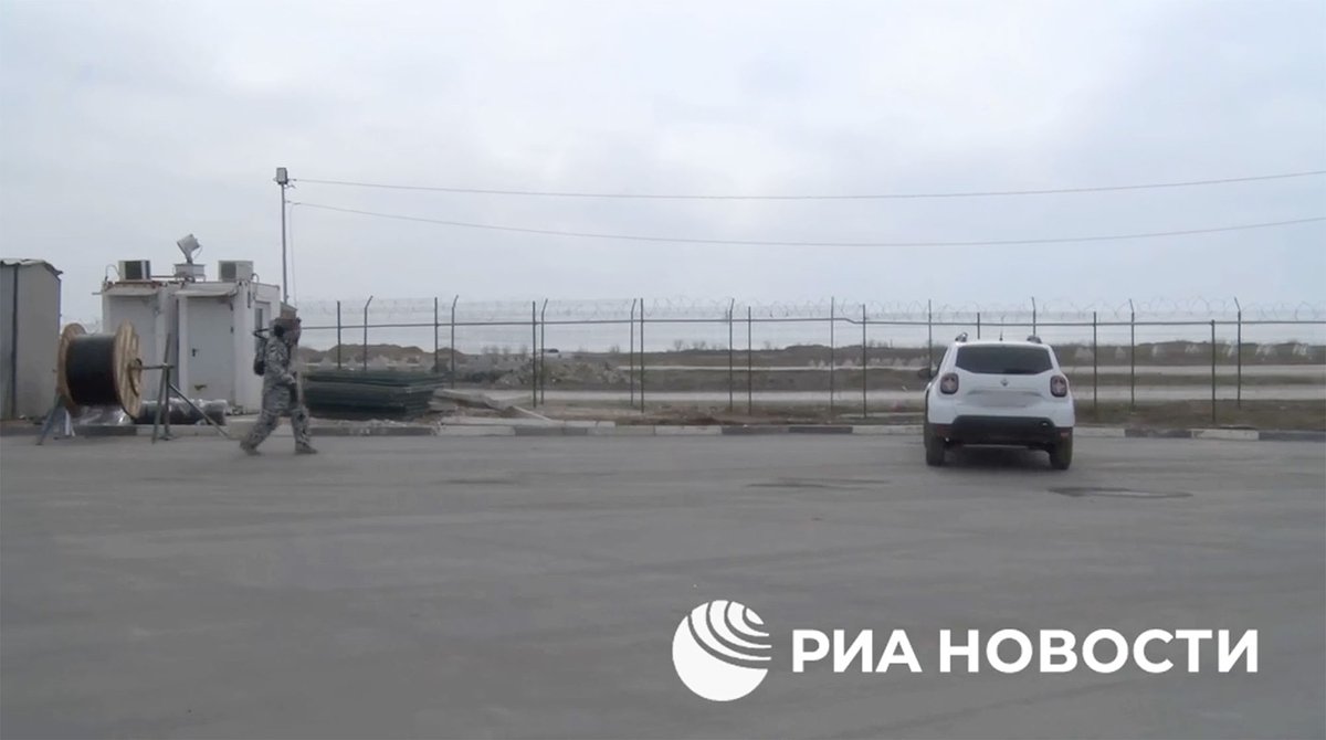 Взрывное устройство нашли под днищем автомобиля на въезде в Крым. За рулем был правоохранитель из Херсонской области