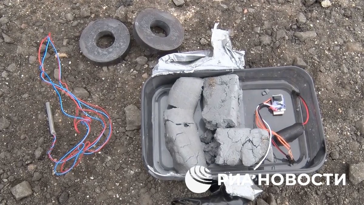Взрывное устройство нашли под днищем автомобиля на въезде в Крым. За рулем был правоохранитель из Херсонской области