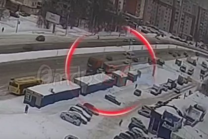 В российском городе мусоровоз на скорости врезался в маршрутку