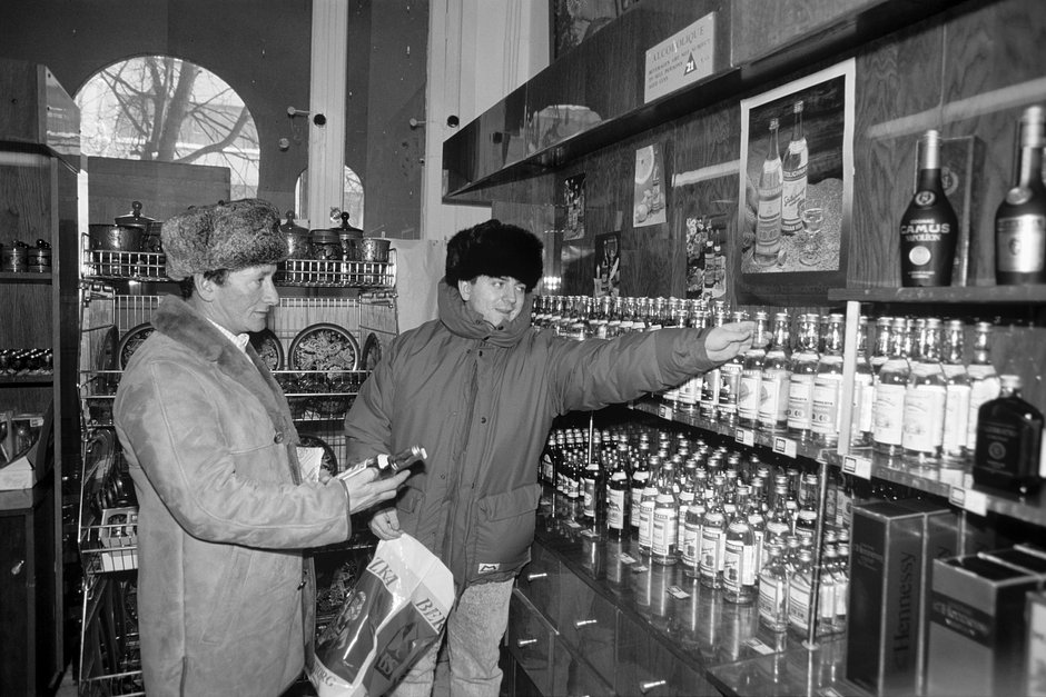 Американские туристы в валютном магазине «Березка» в Москве. Декабрь 1988 года