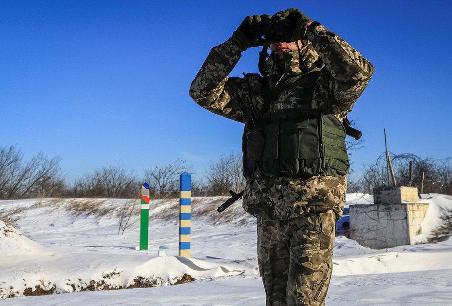 Сотрудник Государственной пограничной службы Украины патрулирует границу с Молдавией в Одесской области, 10 января 2024 года