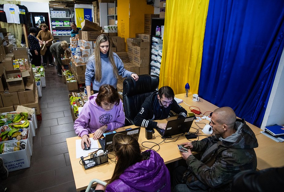 Украинские волонтеры собирают данные у беженцев, чтобы подтвердить, что они приехали в Барселону из-за конфликта, в центре помощи на Виа Лайетана в Барселоне, Испания, 9 февраля 2023 года