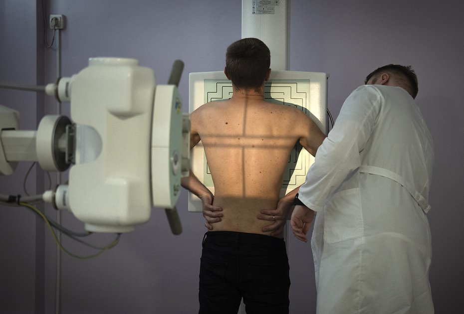 Призывник проходит медицинское обследование в городской больнице в Киеве, 8 февраля 2024 года