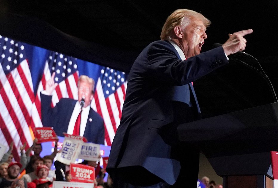 Кандидат в президенты от Республиканской партии и бывший президент США Дональд Трамп выступает на предвыборном митинге в Ричмонде, штат Вирджиния, США, 2 марта 2024 года
