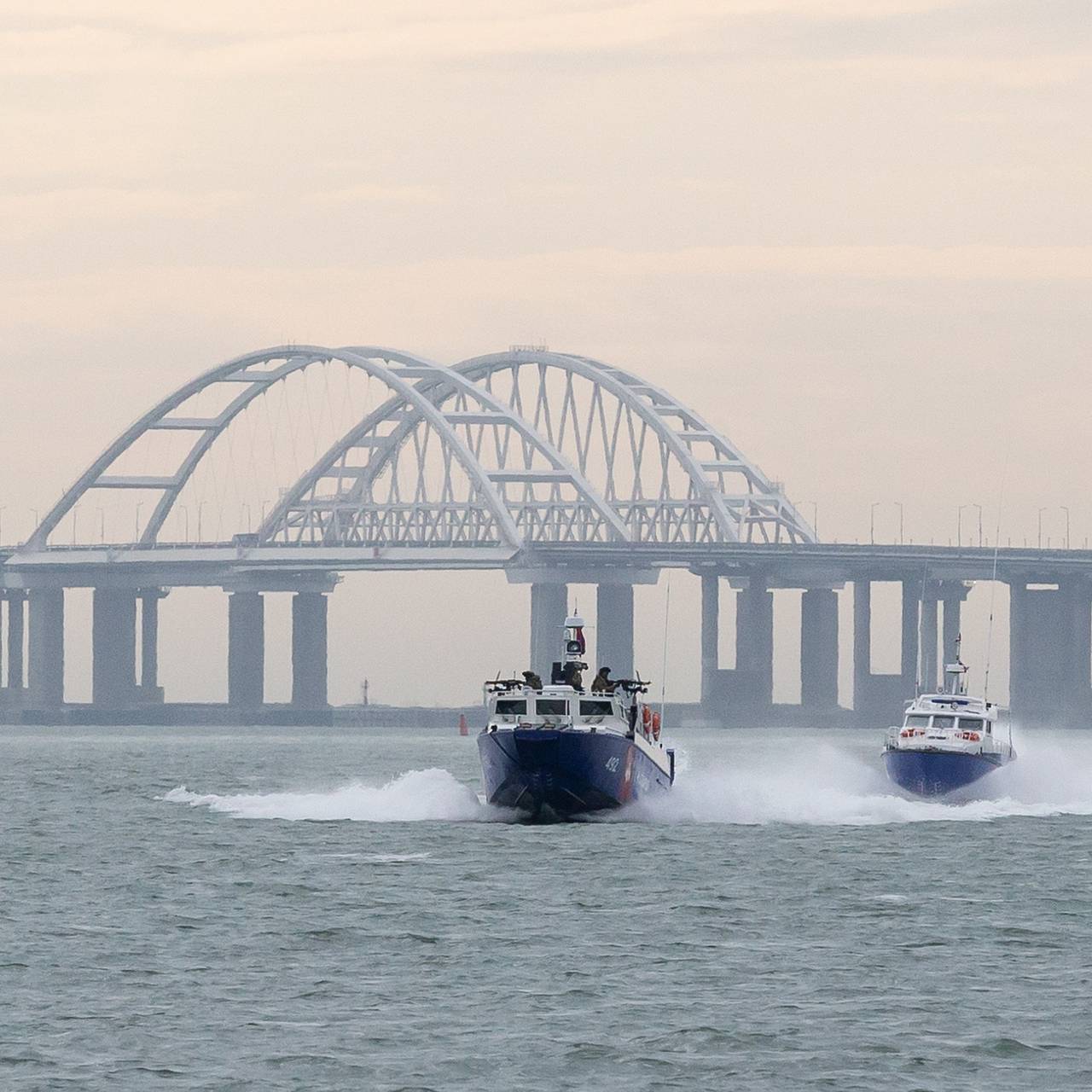 На Крымском мосту приостановили движение поездов