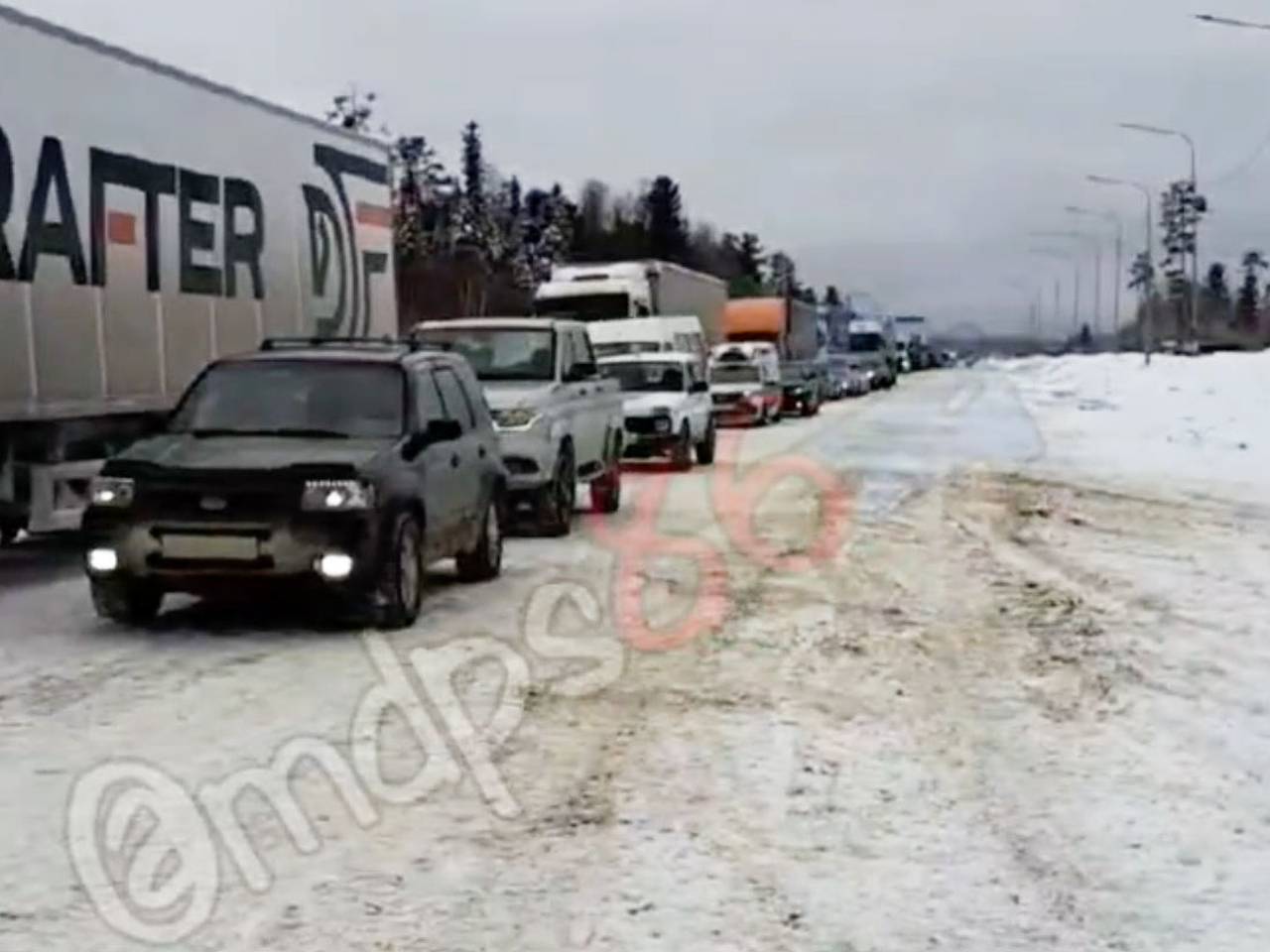 В России на «трассе смерти» образовалась 50-километровая пробка: Общество:  Россия: Lenta.ru