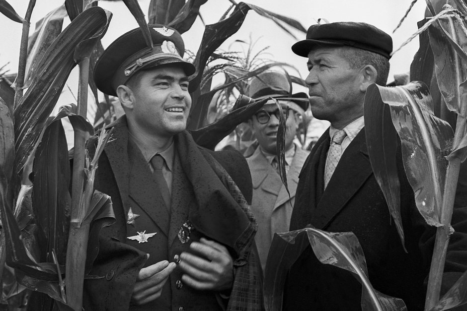 Космонавт Андриян Николаев (слева) на кукурузном поле во время посещения колхоза в родном селе Шоршелы. Чувашия, сентябрь 1963 года