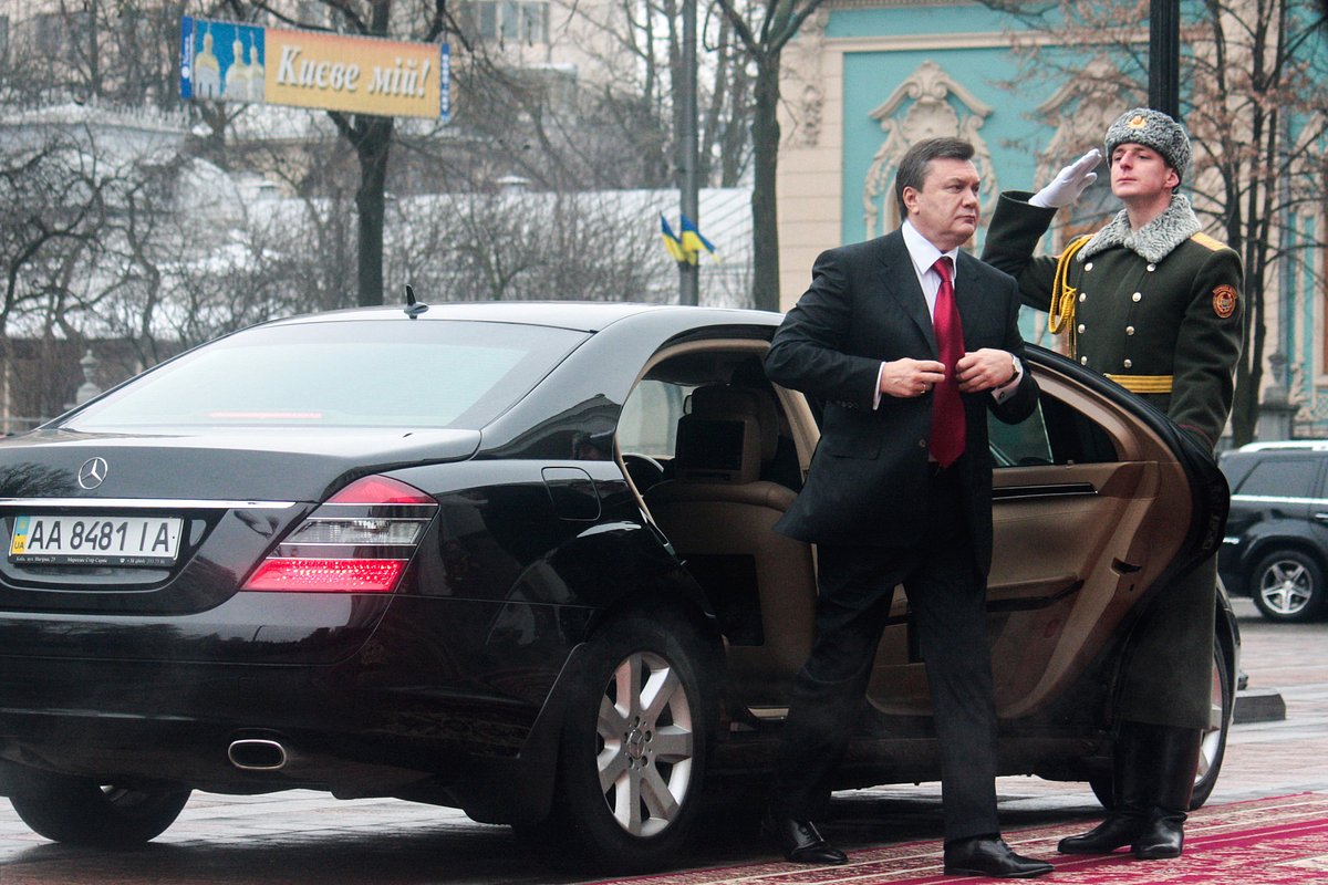 Виктор Янукович прибывает к Верховной Раде Украины на церемонию инаугурации, 25 февраля 2010 года