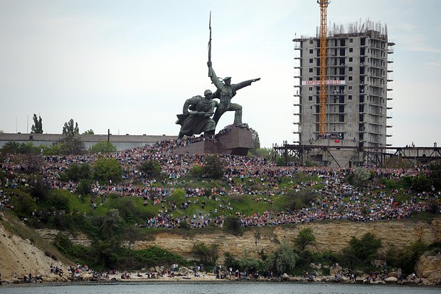9 мая 2014 года. Жители Крыма наблюдают за военным парадом, посвященным 69-й годовщине Победы в ВОВ и 70-летию освобождения Севастополя