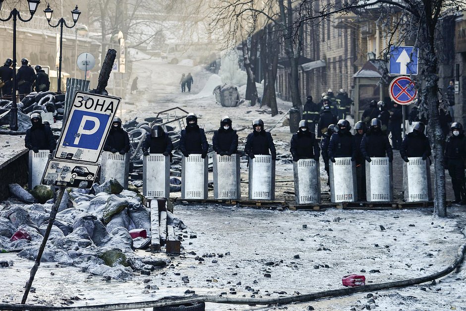Спецназ «Беркут» и участники протестных акций на улице Грушевского у стадиона «Динамо» имени В. Лобановского. Киев,  24 января 2014 года
