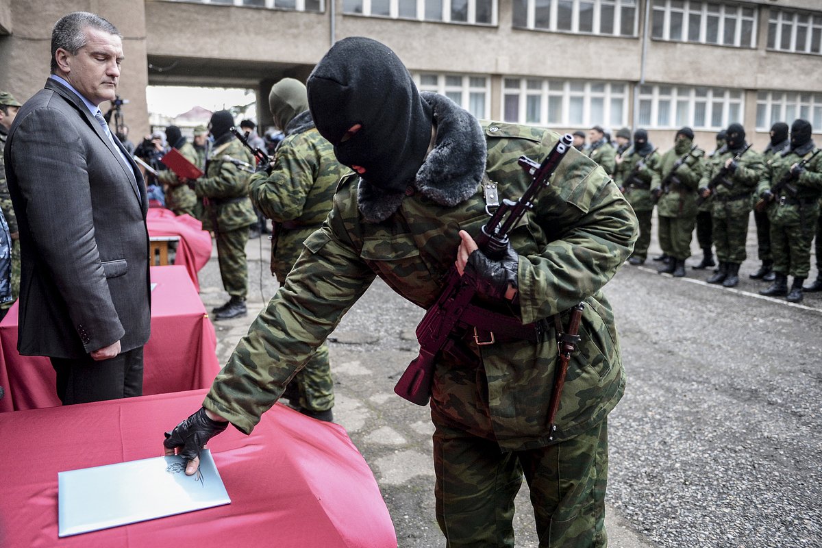 Добровольцы крымских отрядов самообороны приносят присягу на верность народу Крыма в Симферополе; слева — председатель Совета министров Автономной Республики Крым Сергей Аксенов. 10 марта 2014 года