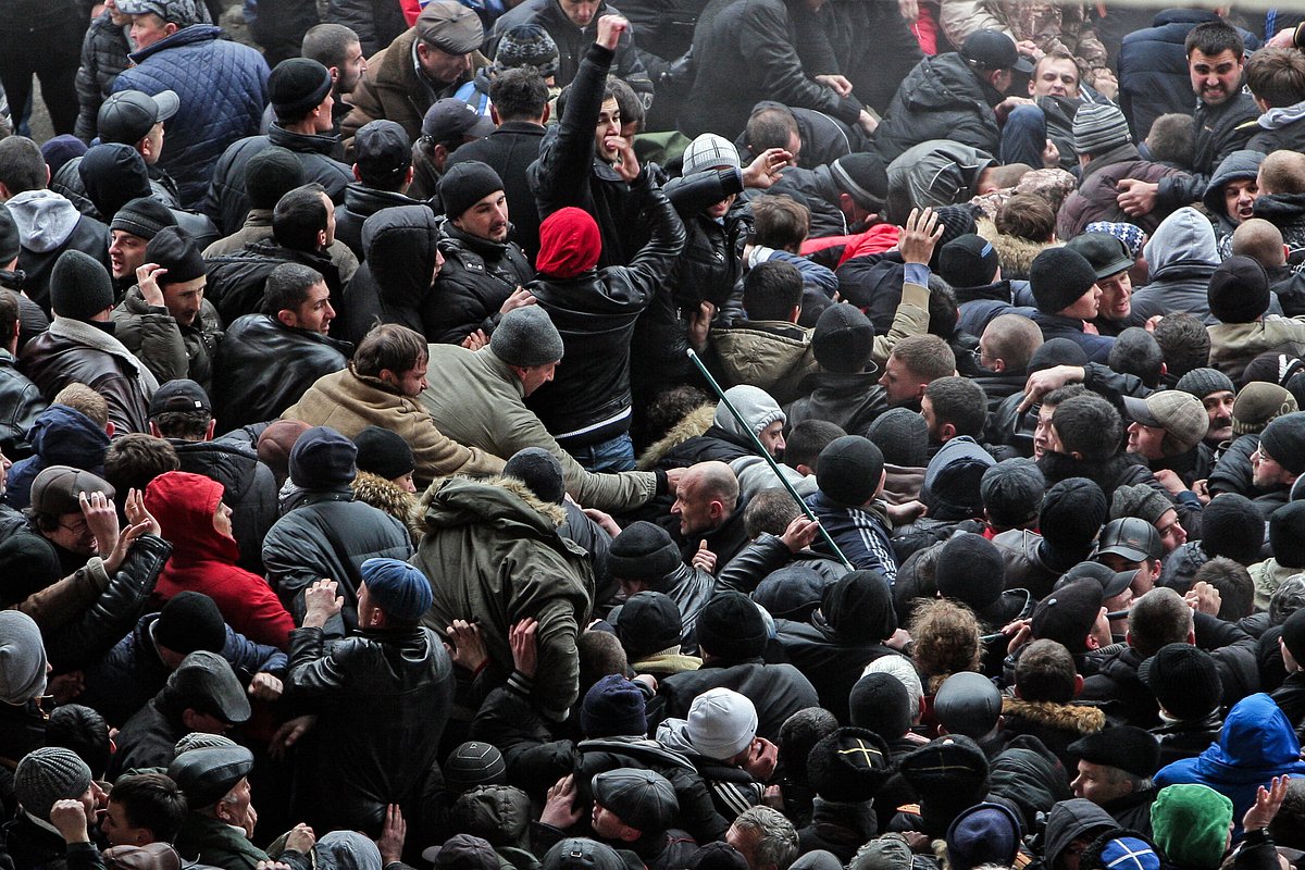 Участники митинга у здания Верховного Совета Крыма в Симферополе, 26 февраля 2014 года