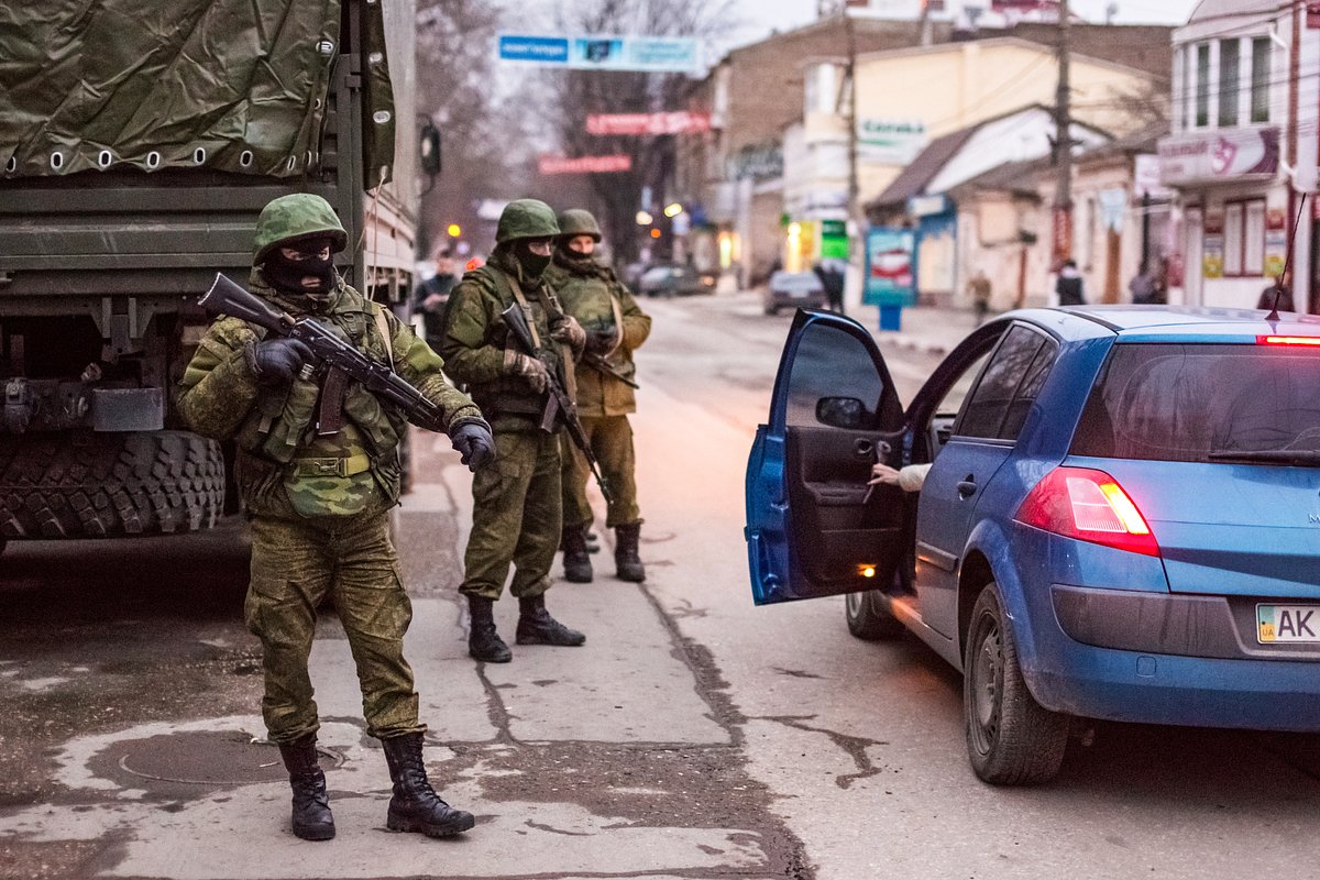 Военные на улице Симферополя, 28 февраля 2014 года