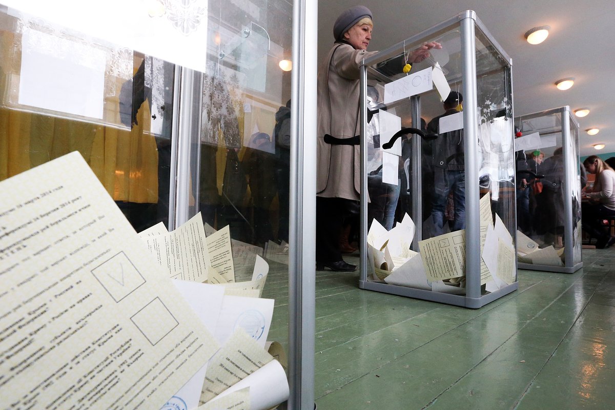 Жительница Бахчисарая голосует во время референдума о статусе Крыма на избирательном участке, 16 марта 2014 года