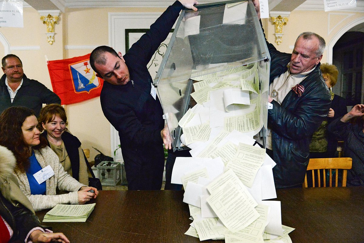 Сотрудники одного из избирательных участков в Севастополе подсчитывают голоса по итогам референдума о статусе Крыма, 16 марта 2014 года