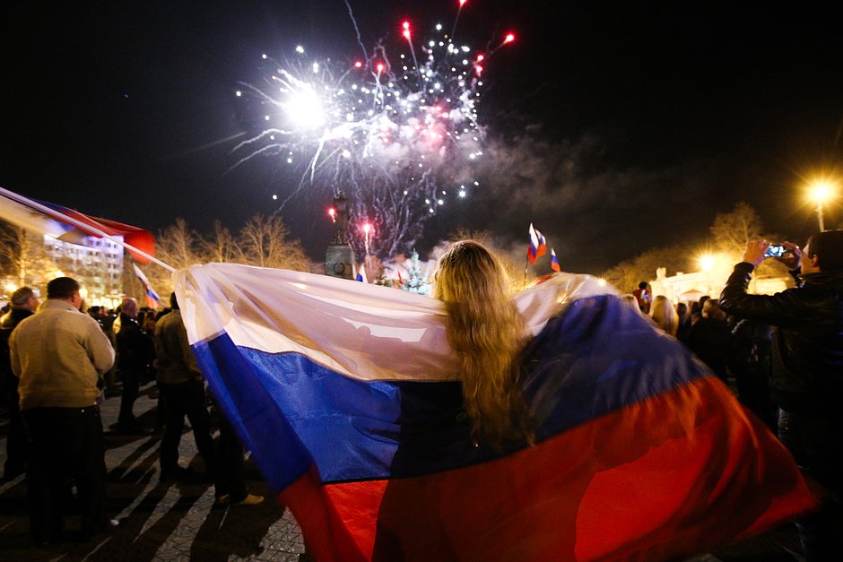 Жители во время праздничного салюта, посвященного включению республики Крым и Севастополя в состав России, Севастополь, 21 марта 2014 года