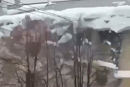 Обрушение лавины снега с крыши дома в Подмосковье попало на видео