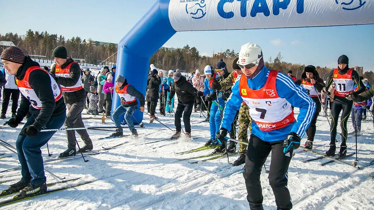 Вставай на лыжи! Компания «Эн+» организовала массовый лыжный забег в 22  городах России: Социальная сфера: Экономика: Lenta.ru