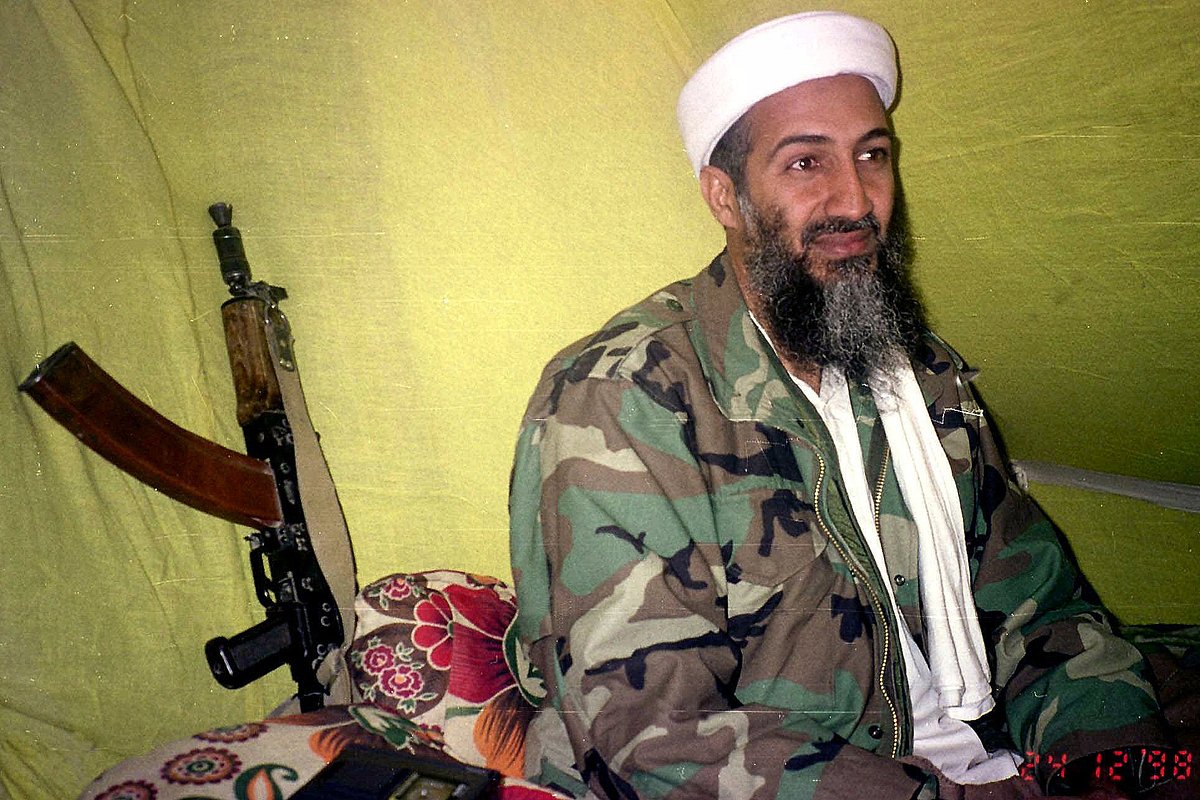 Лидер «Аль-Каиды» Усама бен Ладен беседует с репортерами в горах провинции Гильменд на юге Афганистана, 24 октября 1998 года