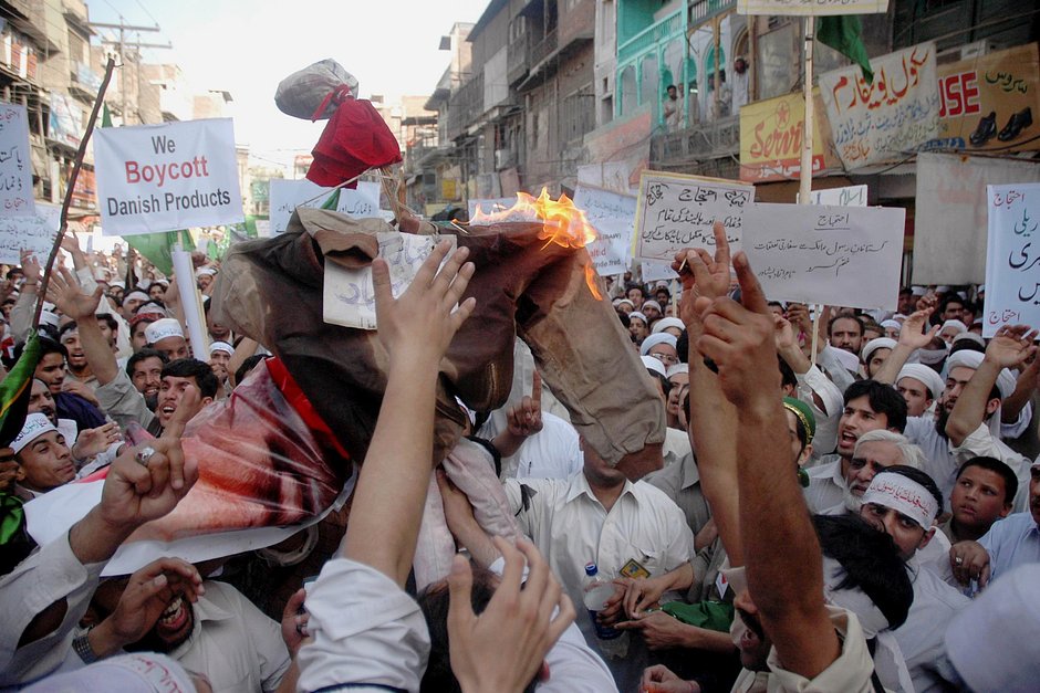 Пакистанские протестующие сжигают чучело неустановленного датского политика в Пешаваре после выхода в Дании фильма про радикальный исламизм, Пакистан, 28 марта 2008 года