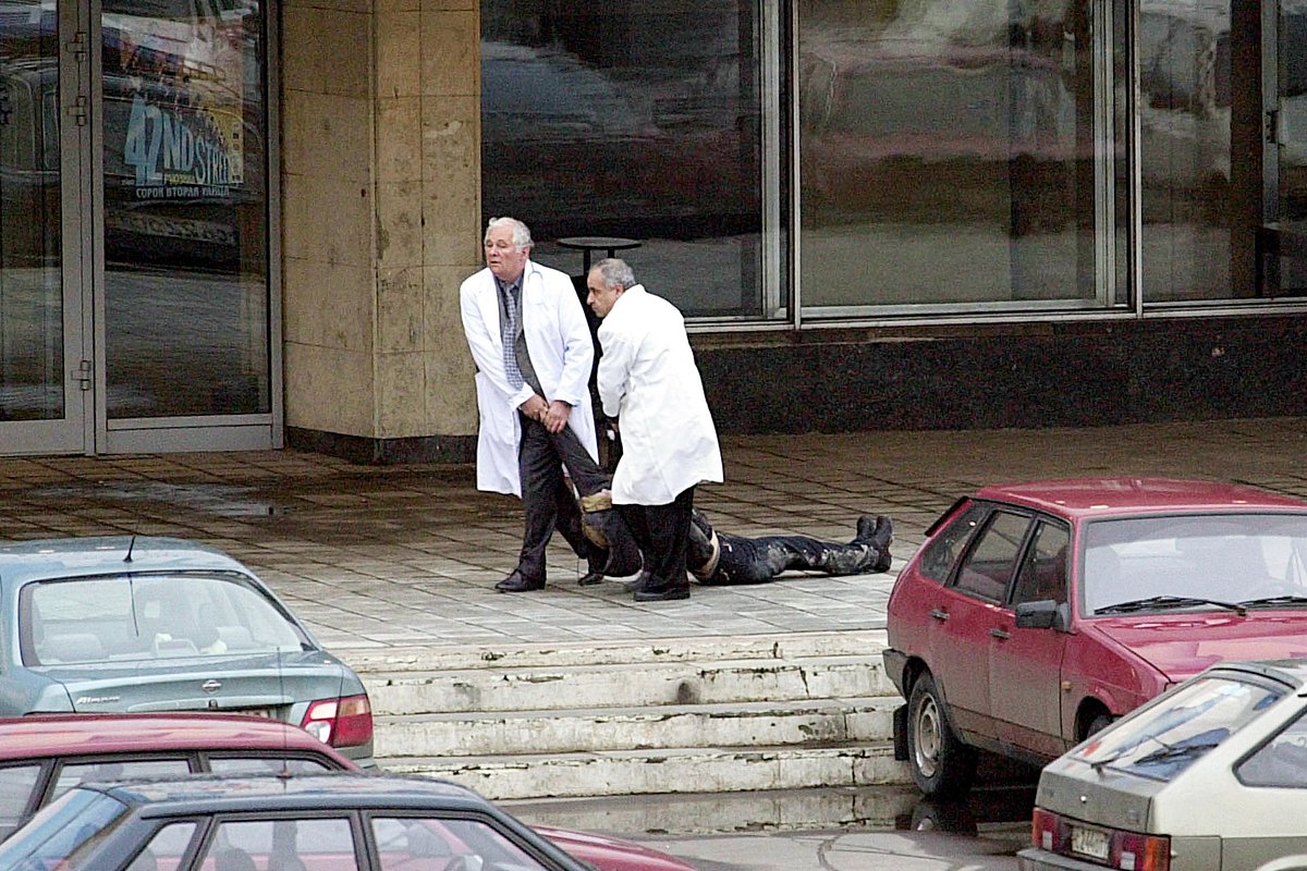 Врачи выносят погибшую при теракте в здании, где шел мюзикл «Норд-Ост», 24 октября 2002 года