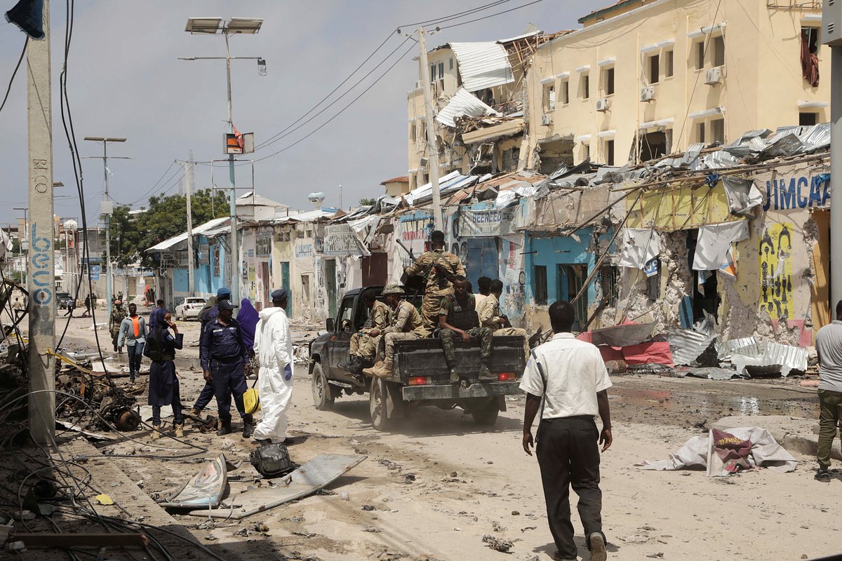 Полиция и военные чиновники прочесывают место нападения боевиков группировки «Аш-Шабааб», связанной с «Аль-Каидой», Могадишо, Сомали, 21 августа 2022 года