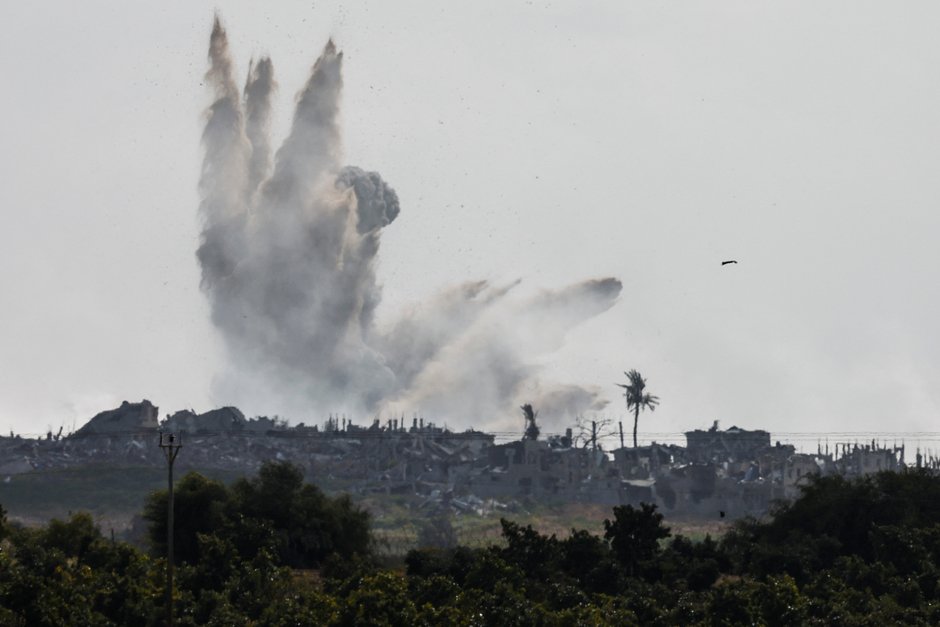 Взрыв после авиаудара Израиля по сектору Газа во время конфликта с палестинской группировкой ХАМАС, 6 марта 2024 года