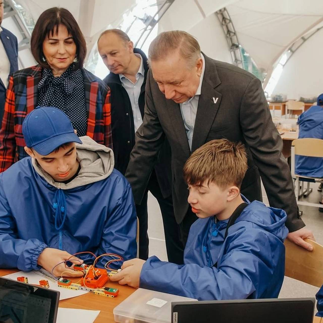 Прочная связь. Петербург продолжает поддержку Мариуполя: Регионы: Россия:  Lenta.ru