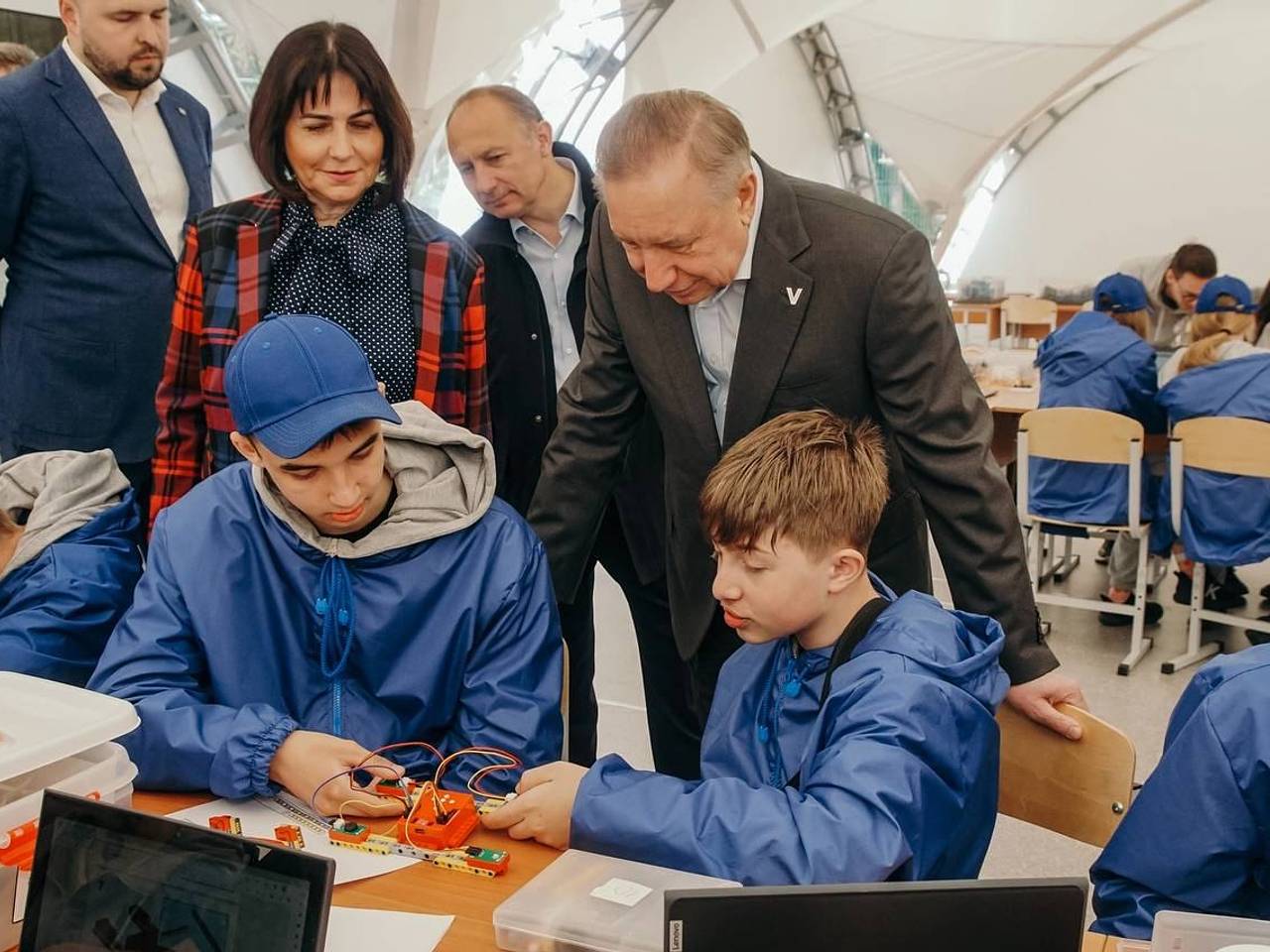 Прочная связь. Петербург продолжает поддержку Мариуполя: Регионы: Россия:  Lenta.ru