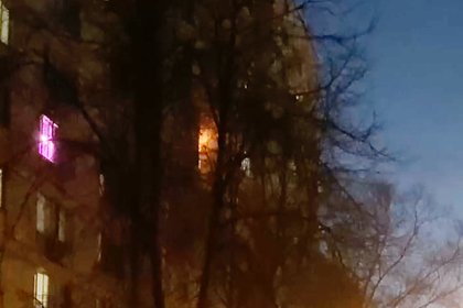 Сильный пожар в многоэтажке на юге Москвы попал на видео