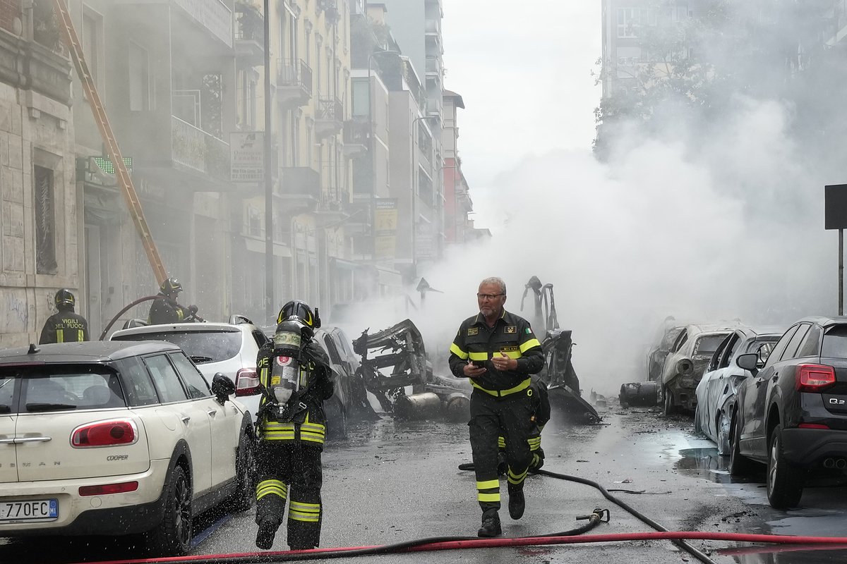 Пожар после взрыва фургона в центре Милана, Италия, 11 мая 2023 года