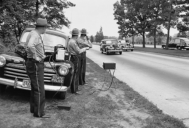 Американские полицейские измеряют скорость на дороге. Штат Коннектикут, 19 июня 1947 года