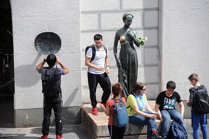 Туристы часто трогали грудь статуи Джульетты в Италии и оставили на ней дырку