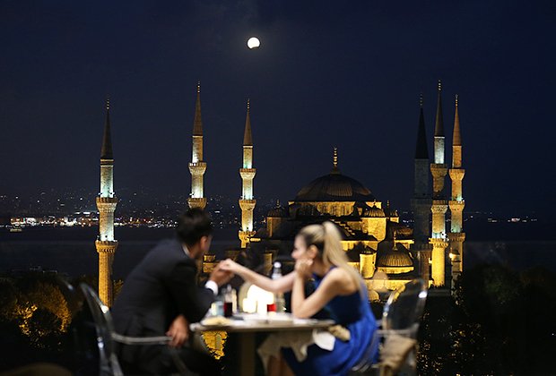 Пара в Стамбуле, вид на Голубую мечеть