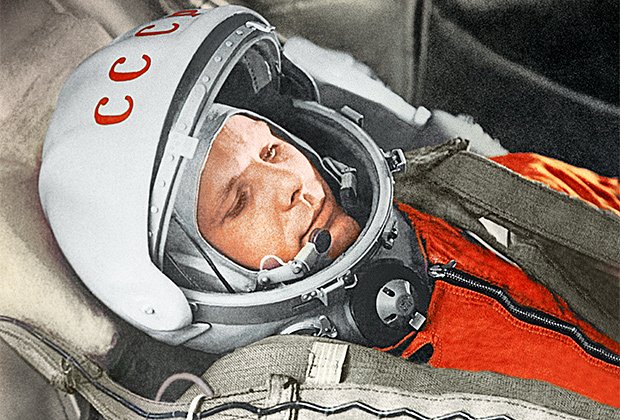 Юрий Гагарин в кабине космического корабля «Восток-1» перед стартом. Космодром Байконур, 12 апреля 1961 года