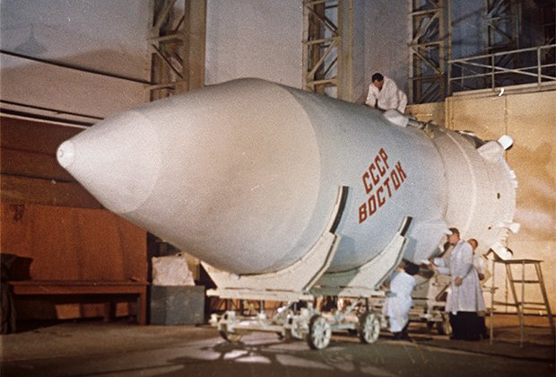 Космический корабль «Восток-1». Кадр из фильма «Первый рейс к звездам». Фоторепродукция