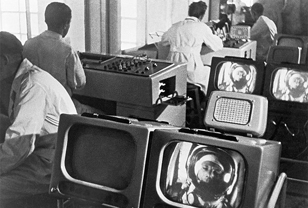 Научные сотрудники в здании первого Центра управления полетом в Московской области 12 апреля 1961 года рассчитывают траекторию полета Юрия Гагарина