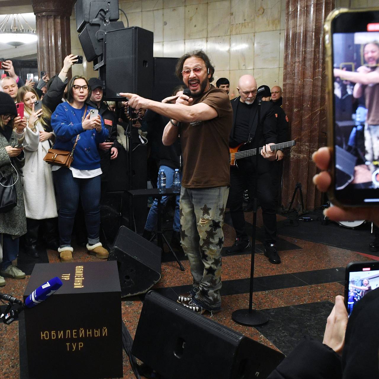 Выступающий в московском метро Стас Михайлов попал на видео: Музыка:  Культура: Lenta.ru